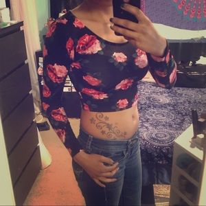 ✨3/$12✨ Sexy floral H&M long sleeve crop top!